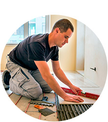 Сотрудник МосОбогрева за работой companypic.png