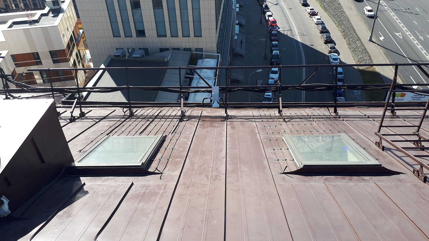 Монтаж системы антиобледенения крышы офисного центра