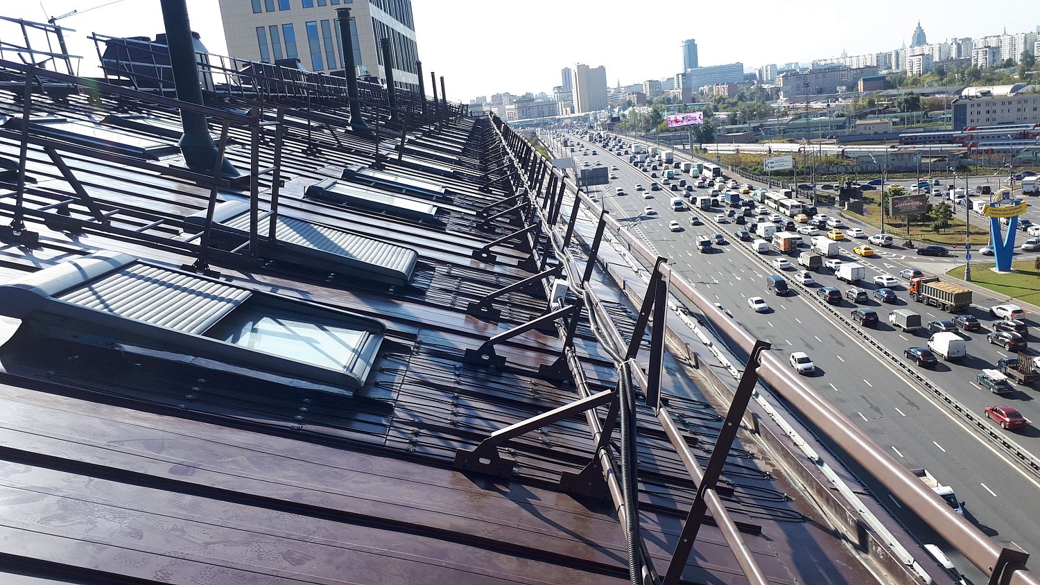 Монтаж системы антиобледенения крышы офисного центра